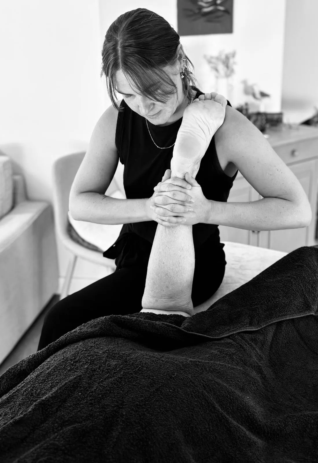 Massage à domicile à Marseille avec Charlotte, praticienne certifiée, et son matériel professionnel